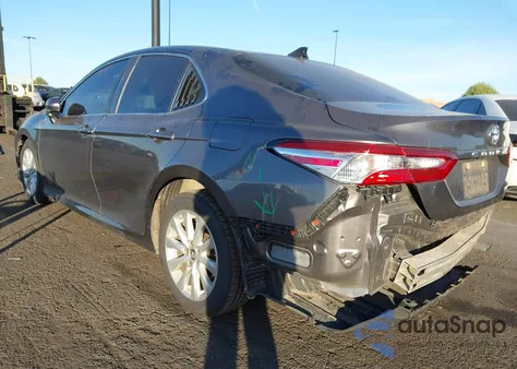 2018 Toyota Camry Le z USA, uszkodzony, nr VIN 4T1B11HK9JU613869